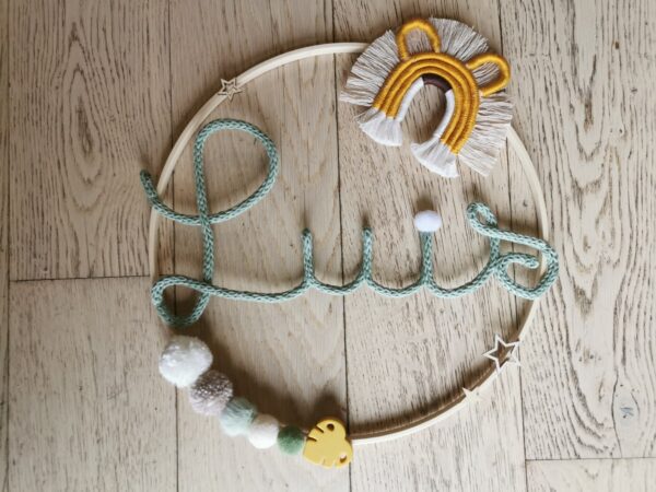 Prénom en tricotin avec animal en macramé